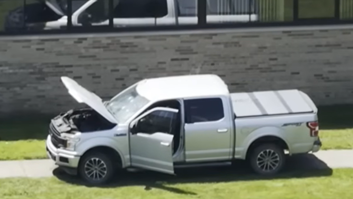 Diácono impede tiroteio em igreja com sua caminhonete (1)