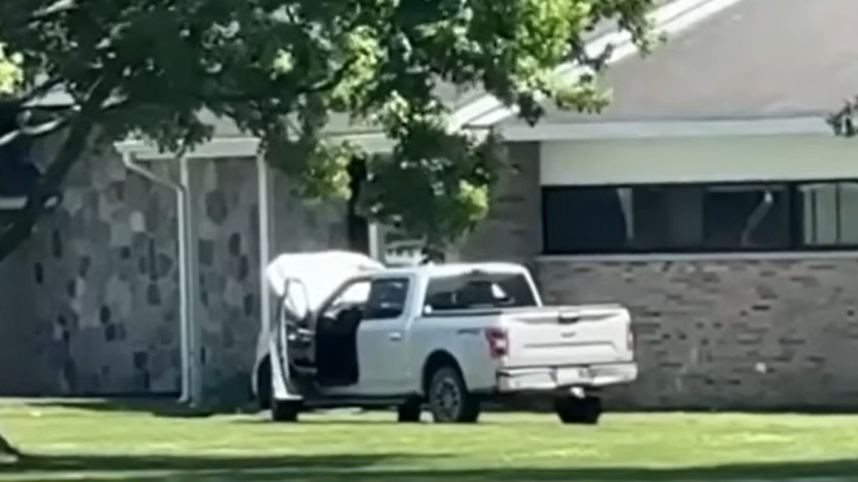 Diácono impede tiroteio em igreja com sua caminhonete