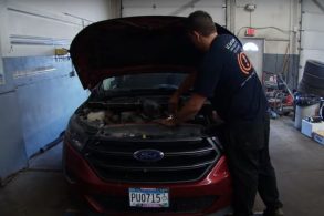 Mecanico encontra carteira perdida dentro de tubulação d eum ford edge 2015