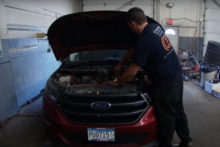 Mecanico encontra carteira perdida dentro de tubulação d eum ford edge 2015