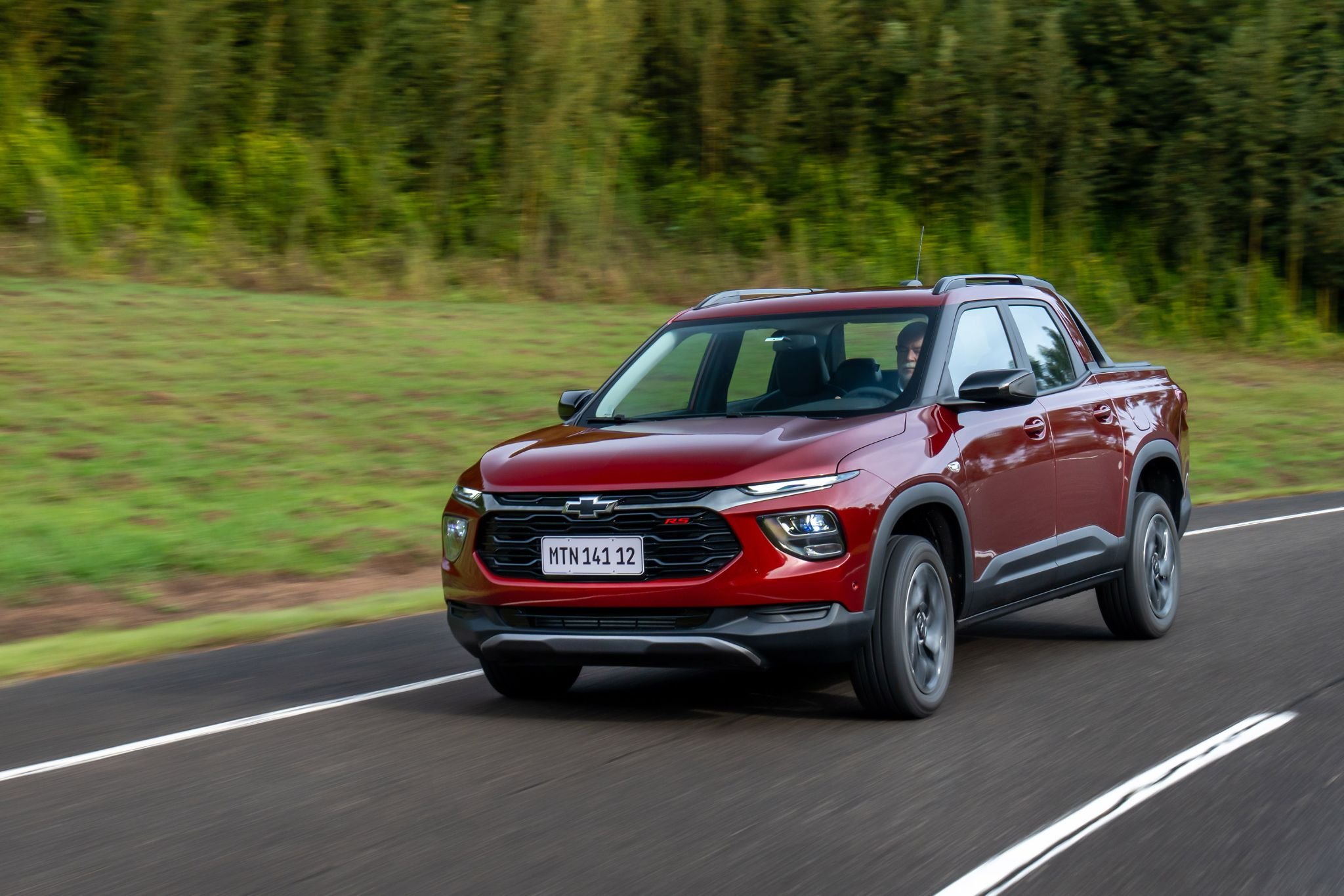 Chevrolet Montana RS 2026 vermelho scarlet frente em movimento (2)