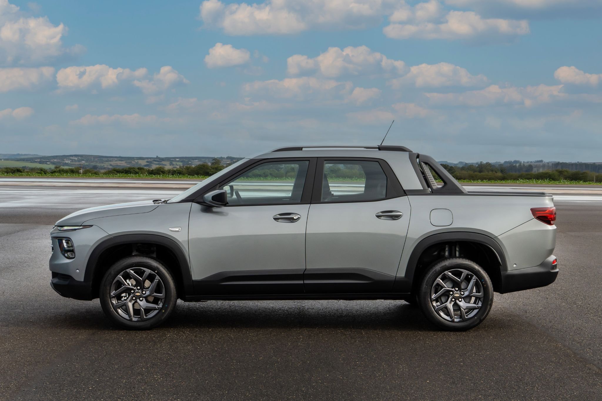 Chevrolet Montana Premier 2026 prata shark lateral parada