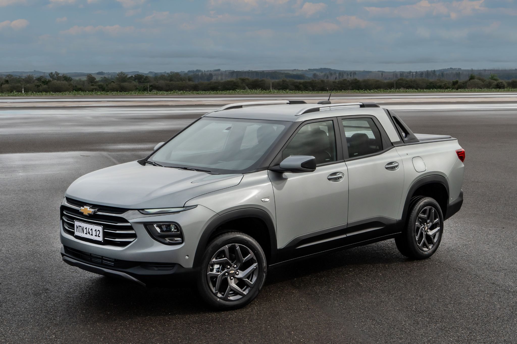 Chevrolet Montana Premier 2026 prata shark frente parada