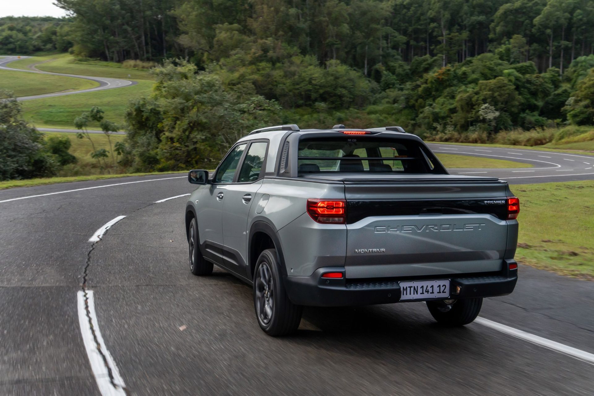 Chevrolet Montana Premier 2026 prata shark traseira em movimento
