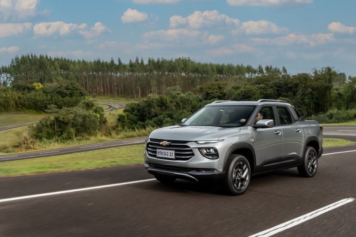 Chevrolet Montana Premier 2026 prata shark frente em movimento