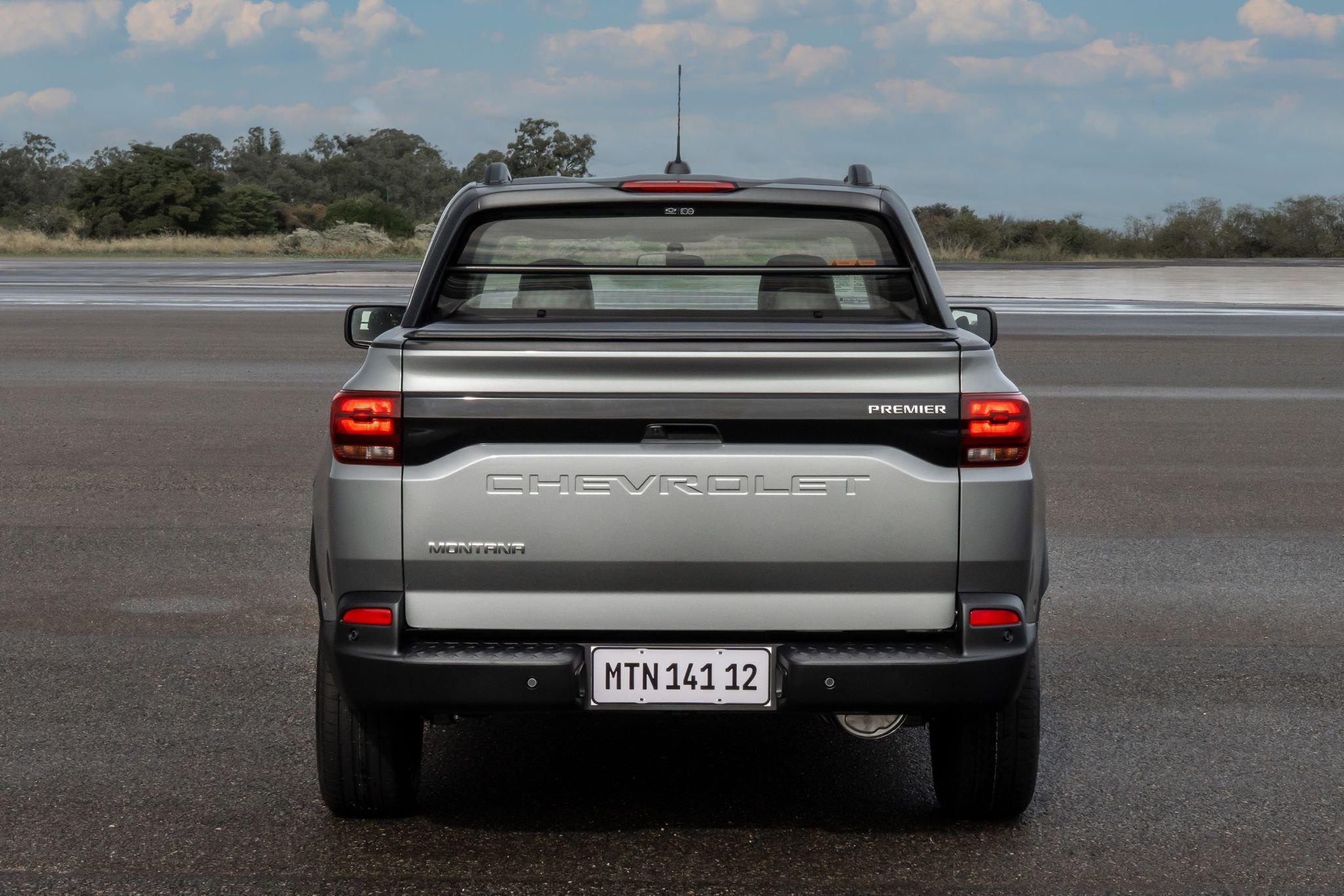 Chevrolet Montana Premier 2026 prata shark traseira parada
