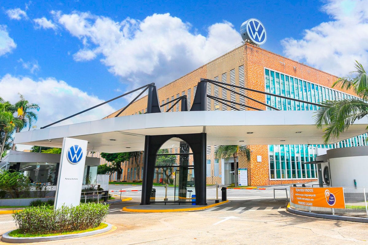 Quer conhecer uma fábrica de carros? Fácil!