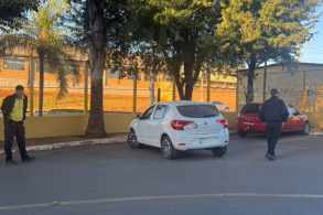 Imagem mostra veiculo conduzido pela mulher em estacionamento do Detran DF