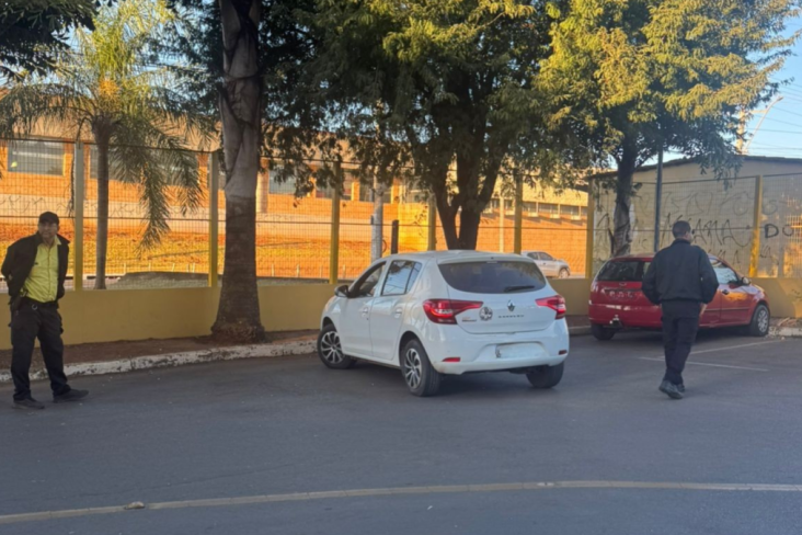 Imagem mostra veiculo conduzido pela mulher em estacionamento do Detran DF