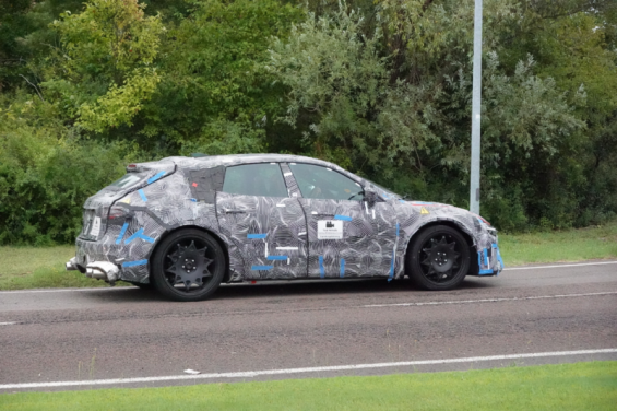 Um veículo de teste camuflado provavelmente será o próximo veículo elétrico da Ferrari 3