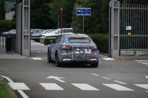 Um veículo de teste camuflado provavelmente será o próximo veículo elétrico da Ferrari 2
