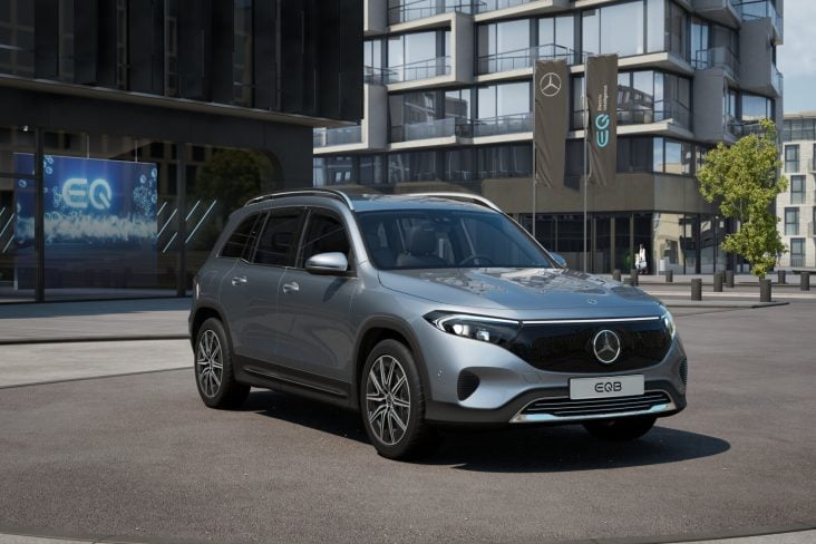 Mercedes Benz GLB 250+ 2025 cinza frente