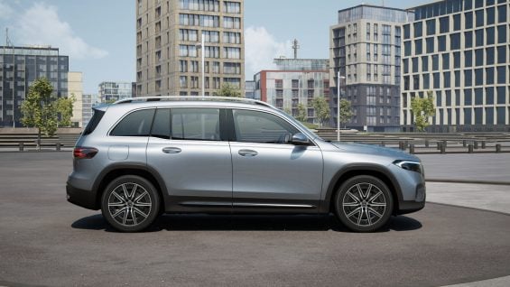Mercedes Benz GLB 250+ 2025 cinza lateral