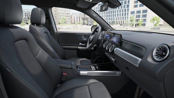 Mercedes Benz GLB 250+ 2025 interior visto de lado