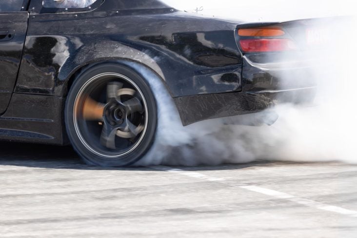 shutterstock racha rolezinho corrida de carro na rua