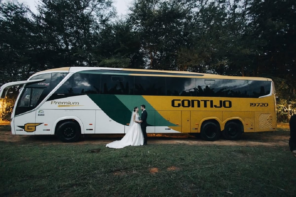Noivo chega de ônibus ao casamento em homenagem ao pai motorista