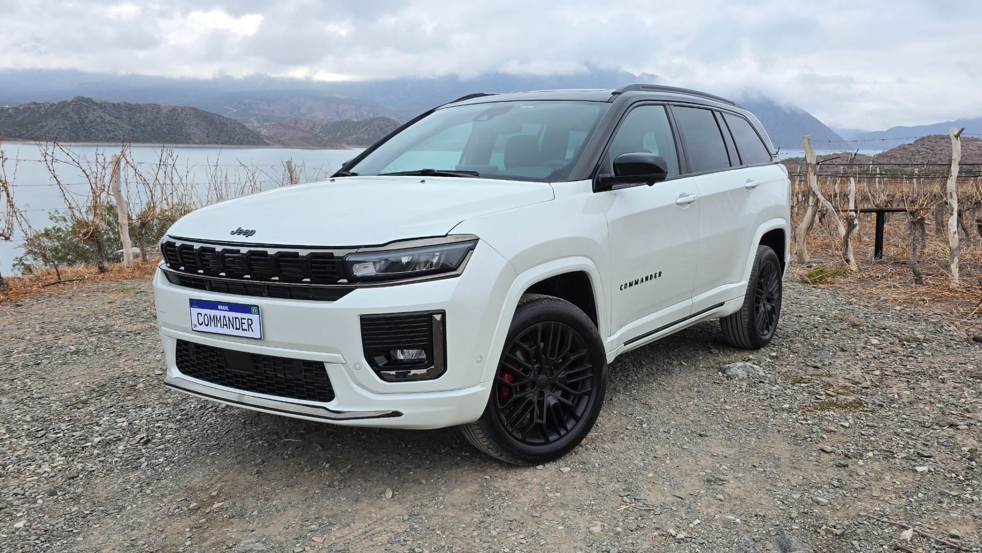 Jeep Commander Blackhawk 2026 Branco Polar frente parado em estrada de cascalho (2)