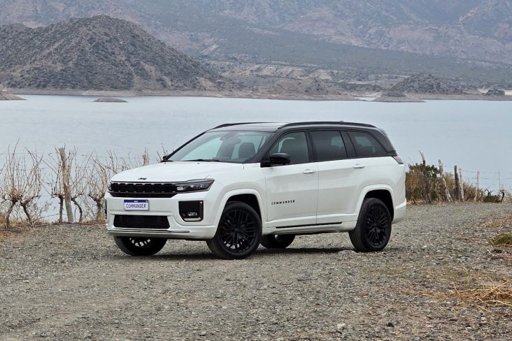 Jeep Commander Blackhawk 2026 Branco Polar frente parado em estrada de cascalho