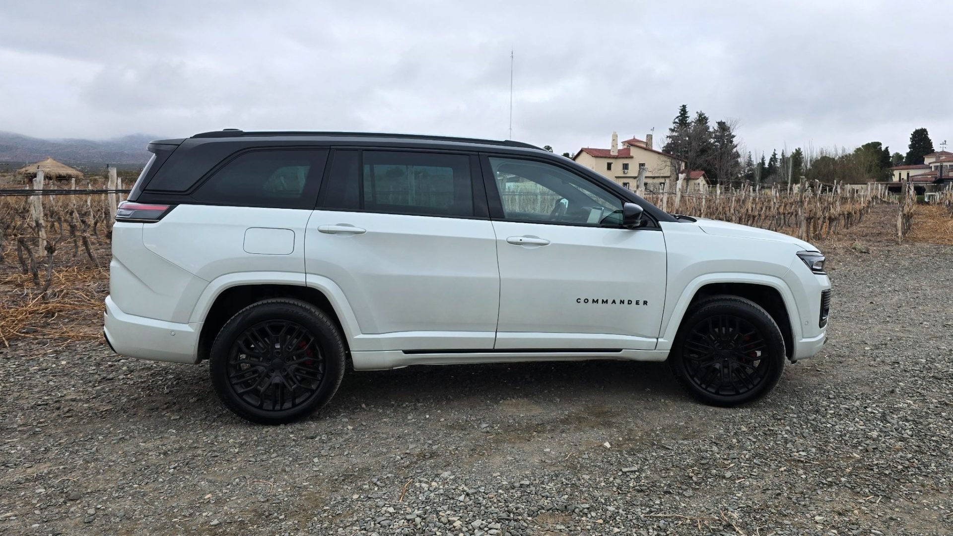 Jeep Commander Blackhawk 2026 Branco Polar lateral parado em estrada de cascalho