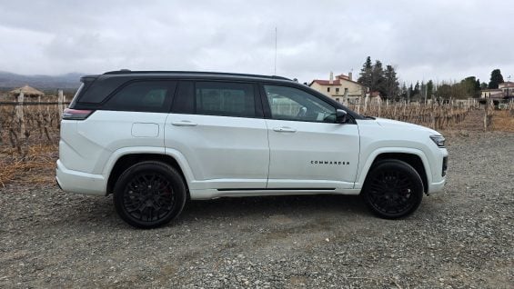 Jeep Commander Blackhawk 2026 Branco Polar lateral parado em estrada de cascalho