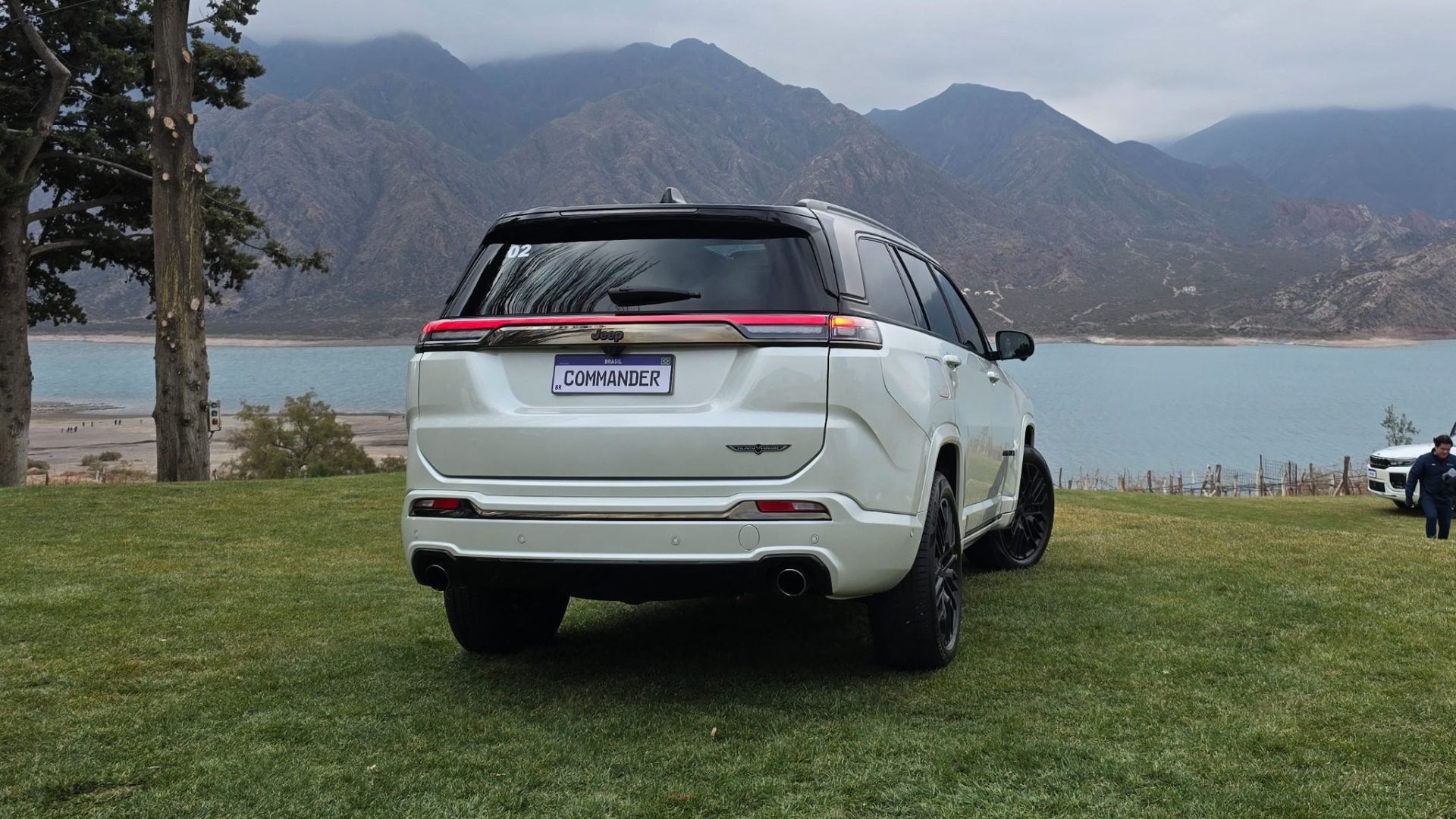 Jeep Commander Blackhawk 2026 Branco Polar traseira parado em gramado