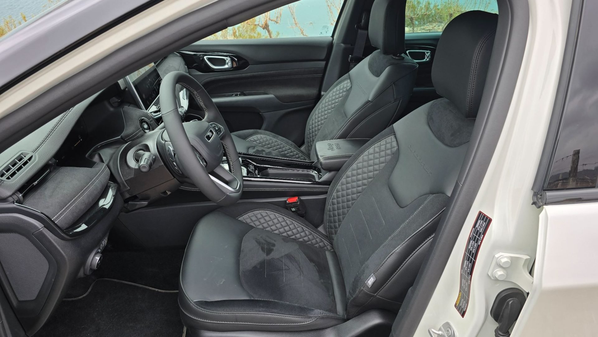Jeep Commander Blackhawk 2026 interior bancos dianteiros