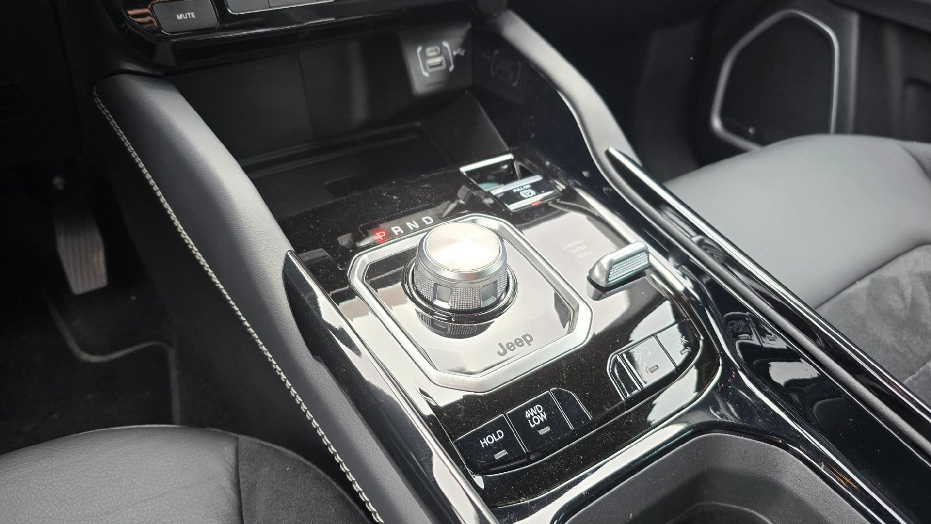 Jeep Commander Blackhawk 2026 interior console central alavanca de câmbio