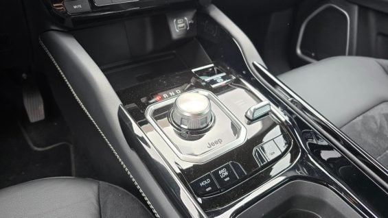 Jeep Commander Blackhawk 2026 interior console central alavanca de câmbio