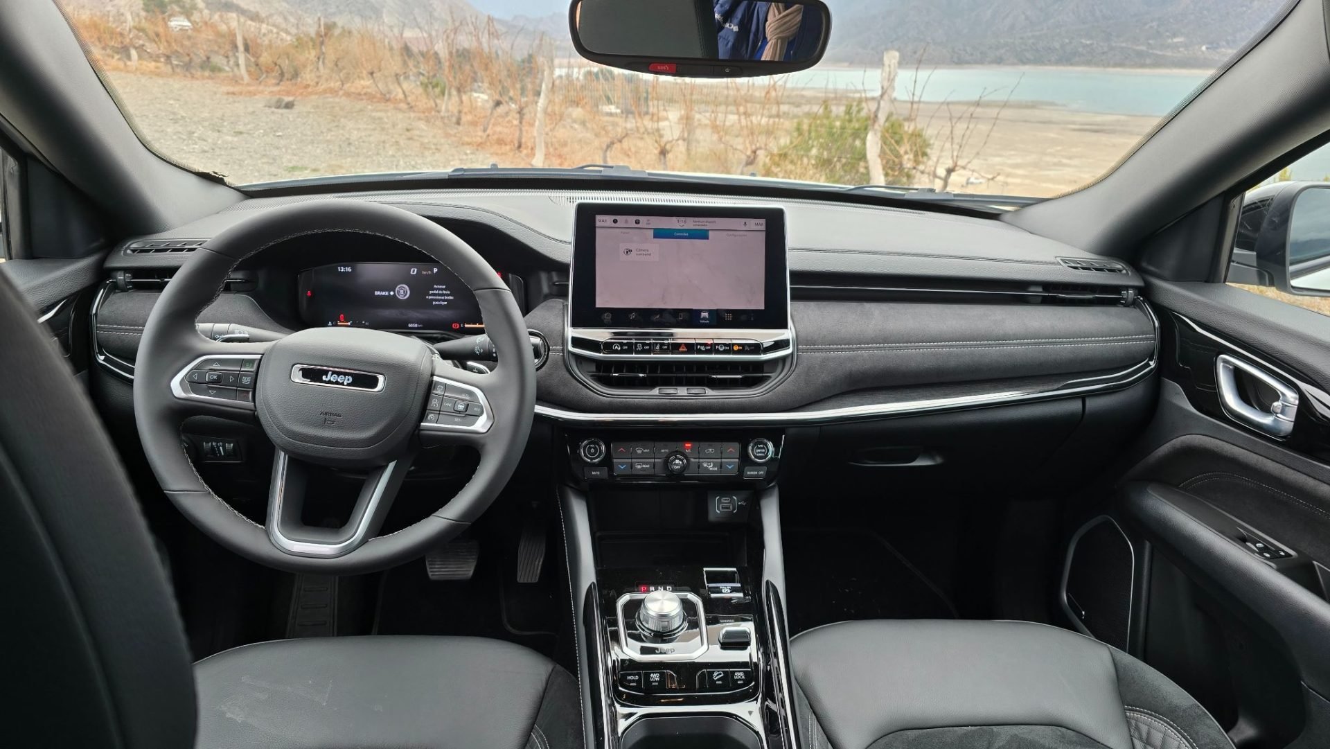 Jeep Commander Blackhawk 2026 interior painel