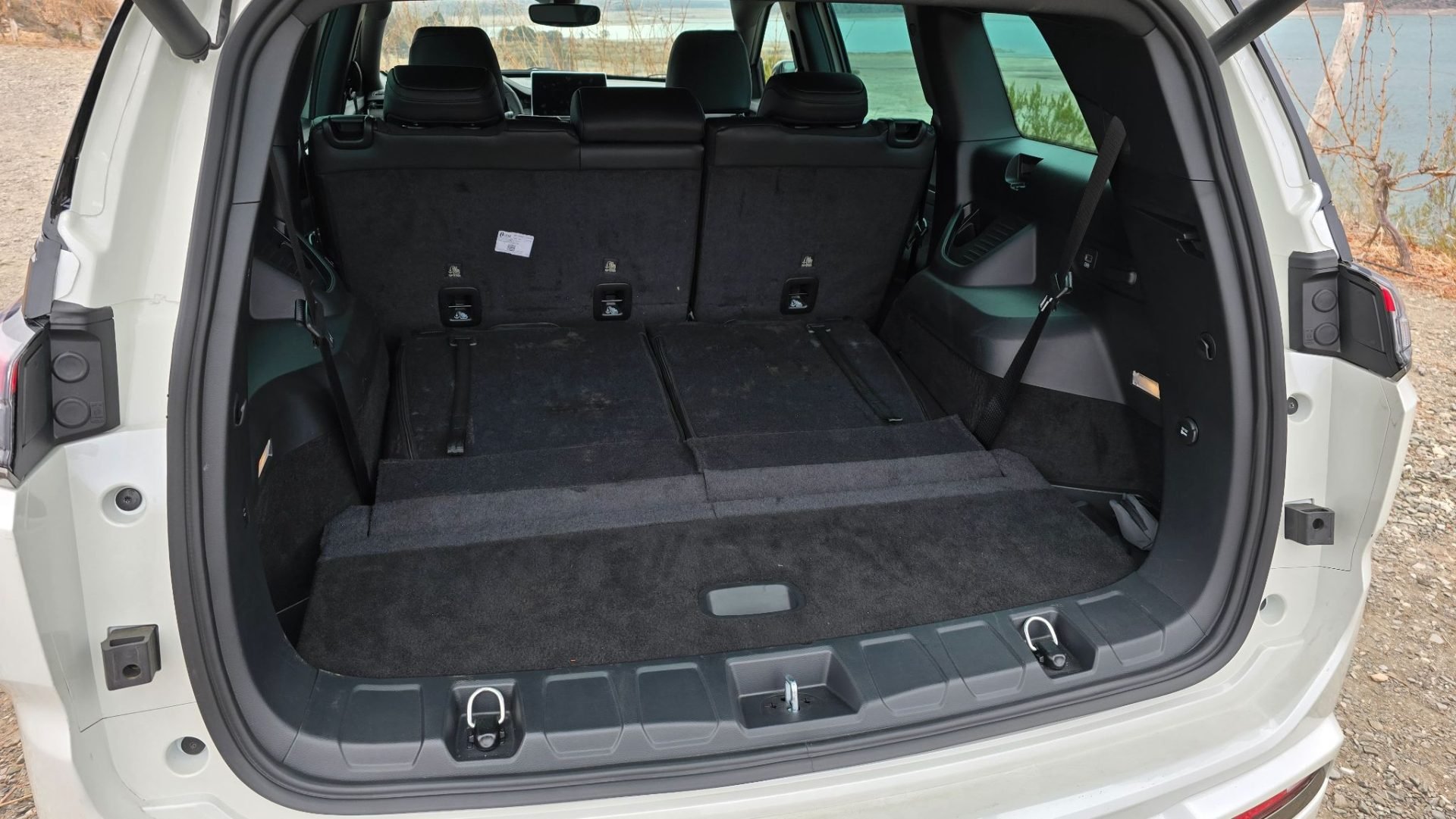 Jeep Commander Blackhawk 2026 interior porta malas com terceira fileira rebatida