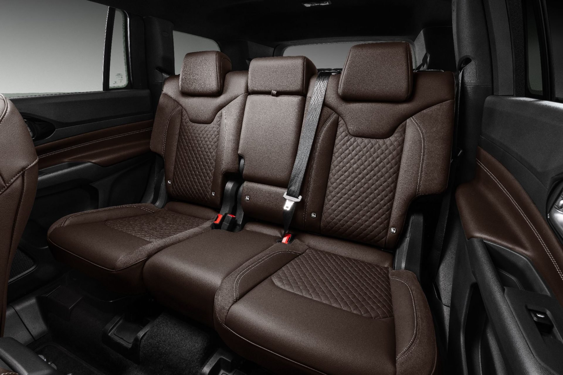 Jeep Commander Overland 2 2 diesel 2026 interior banco traseiro