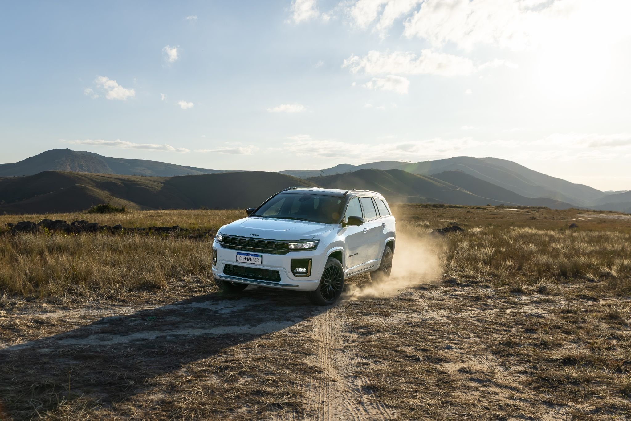Jeep Commander Blackhawk 2026 Branco Polar frente em estrada de terra Jeep Commander Blackhawk 2026 Branco Polar frente em estrada de terra