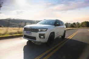 Jeep Commander Blackhawk 2026 Branco Polar frente em movimento (3)