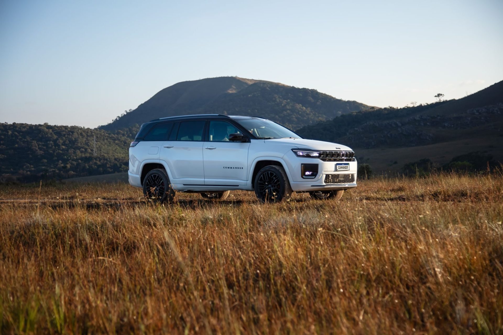 Jeep Commander Blackhawk 2026 Branco Polar frente parado