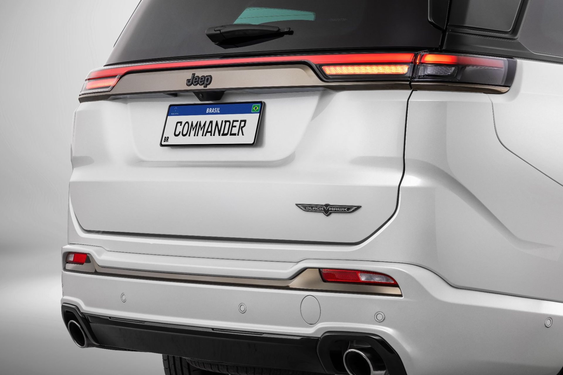 Jeep Commander Blackhawk 2026 Branco Polar traseira detalhe