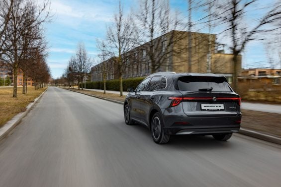 mg s5 ev cinza traseira em movimento