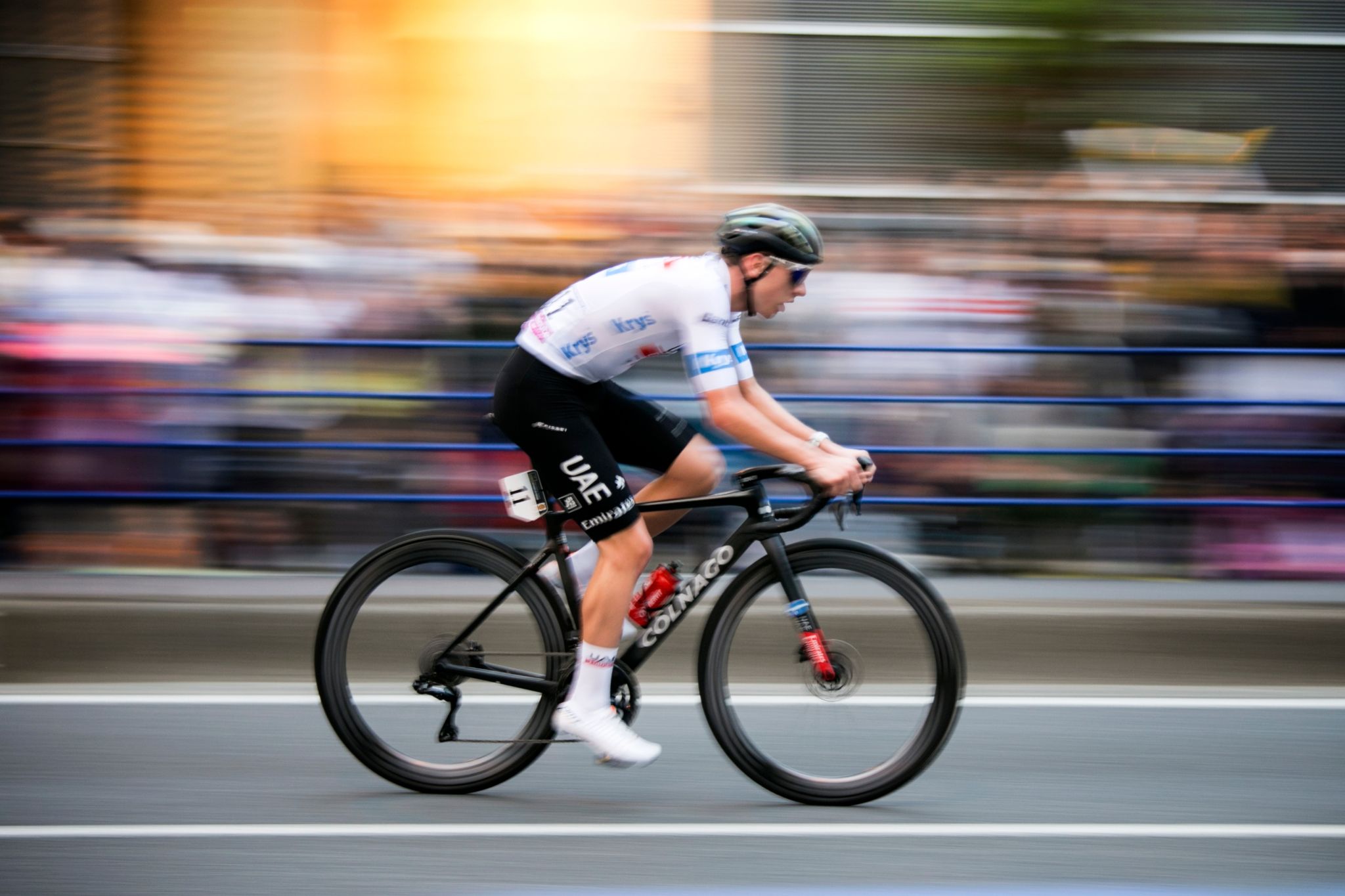 tadej pogacar pedalando shutterstock