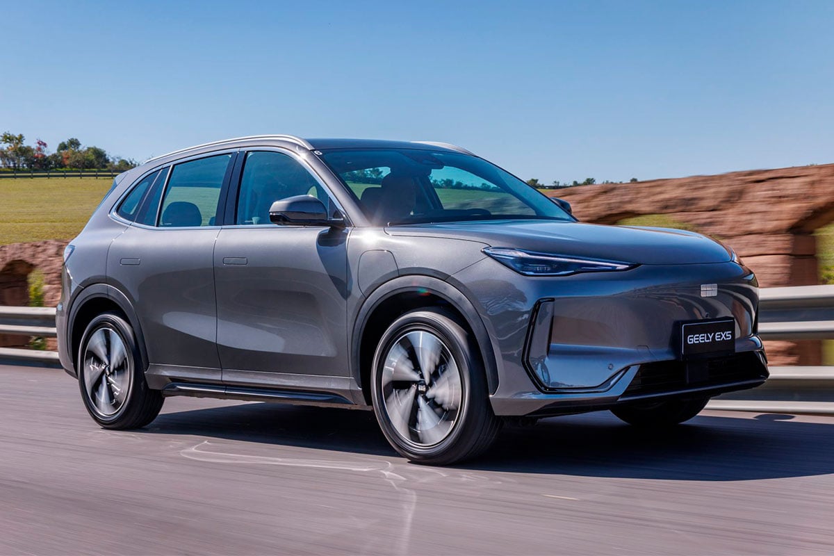 Geely volta ao Brasil com carro defasado