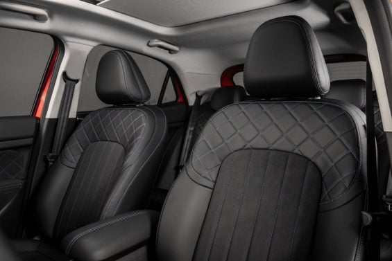 GWM Ora 03 BEV58 2026 interior bancos dianteiros