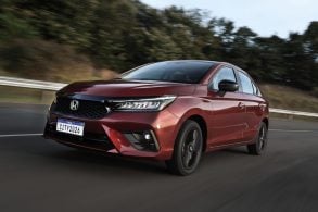 Honda City Hatchback Touring Sport vermelho Supernova frente em movimento