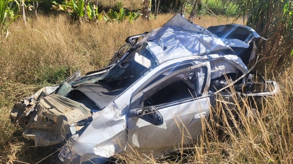acidente carro caiu penhasco es