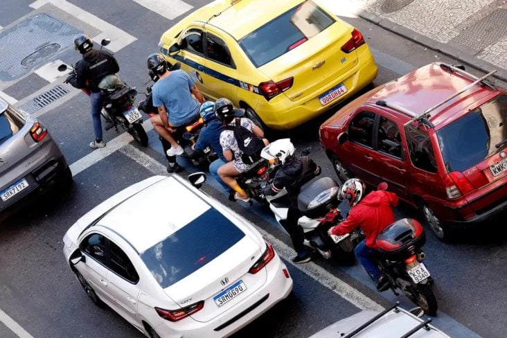 motos paradas em trânsito aplicativo passageiros