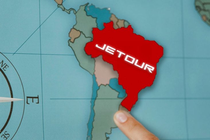 Mapa cartográfico da América do Sul e um dedo aponta para o Brasil em vermelho com símbolo da Jetour.