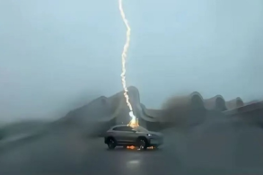 Um BYD Song Plus EV é atingido por raios