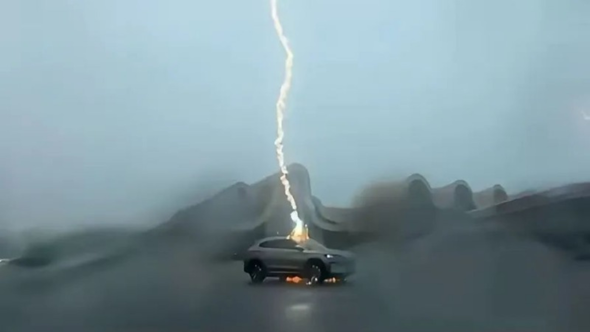 Três raios atingem carro elétrico chinês e motorista sai ileso