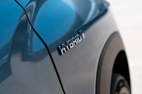 Carro com emblema hibrido