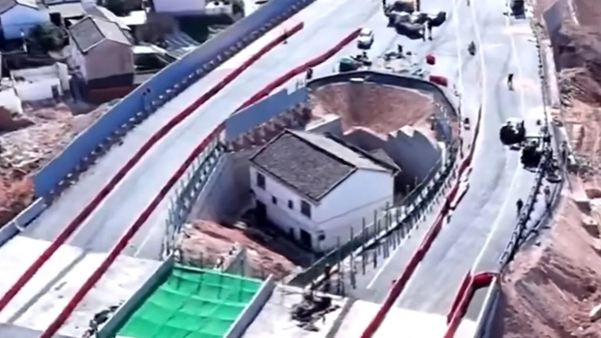 O preço da teimosia, casa fica cercada por rodovia na China