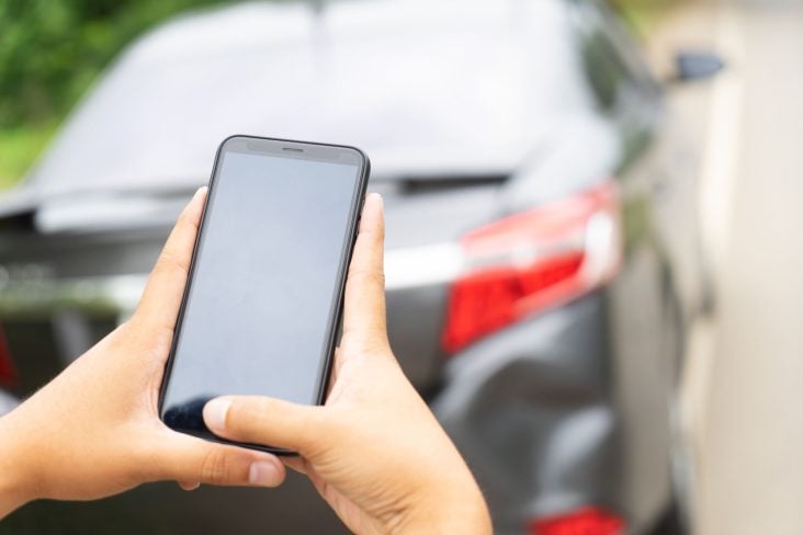 infração de trãnsito registrada pelo celular shutterstock