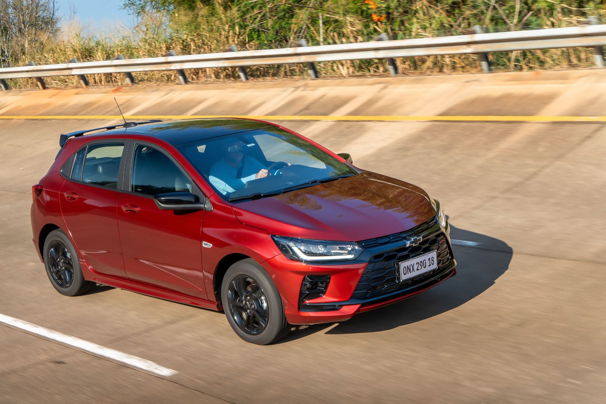 chevrolet 2026 onix rs vermelho scarlet frente em movimento