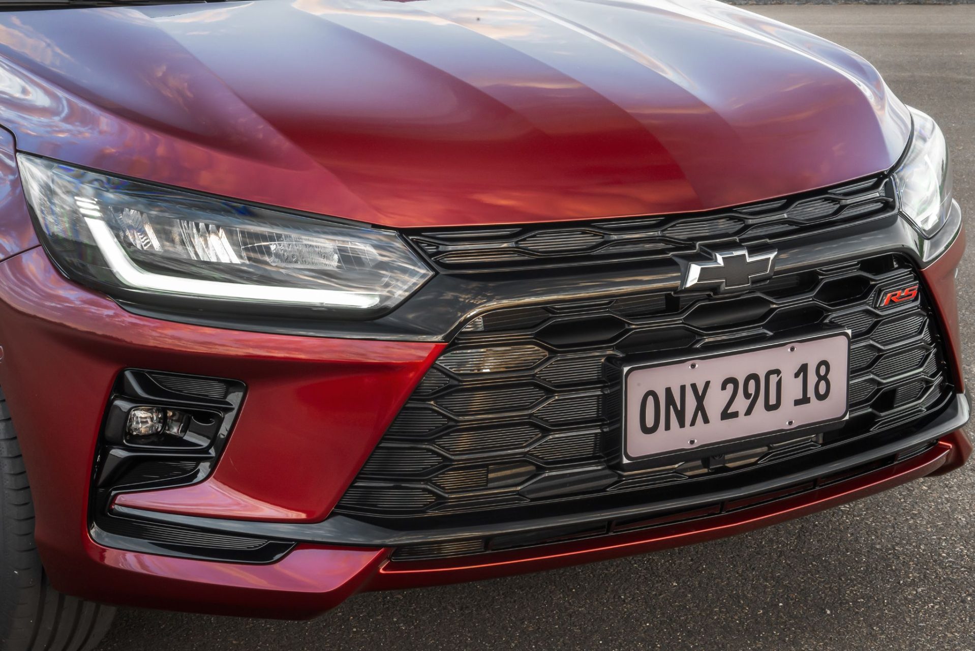 chevrolet 2026 onix rs vermelho scarlet frente detalhe parachoque
